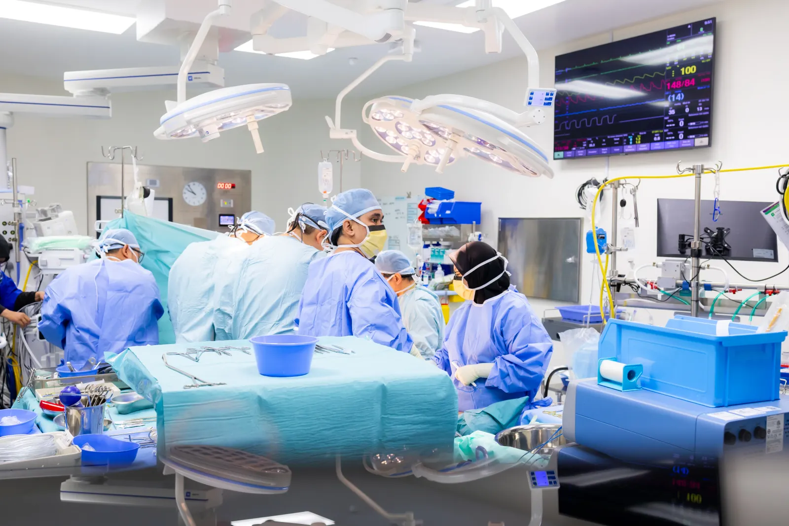 Specialist surgeon in the operating theatre — Prof. Dr. Shahrul Amry Hashim